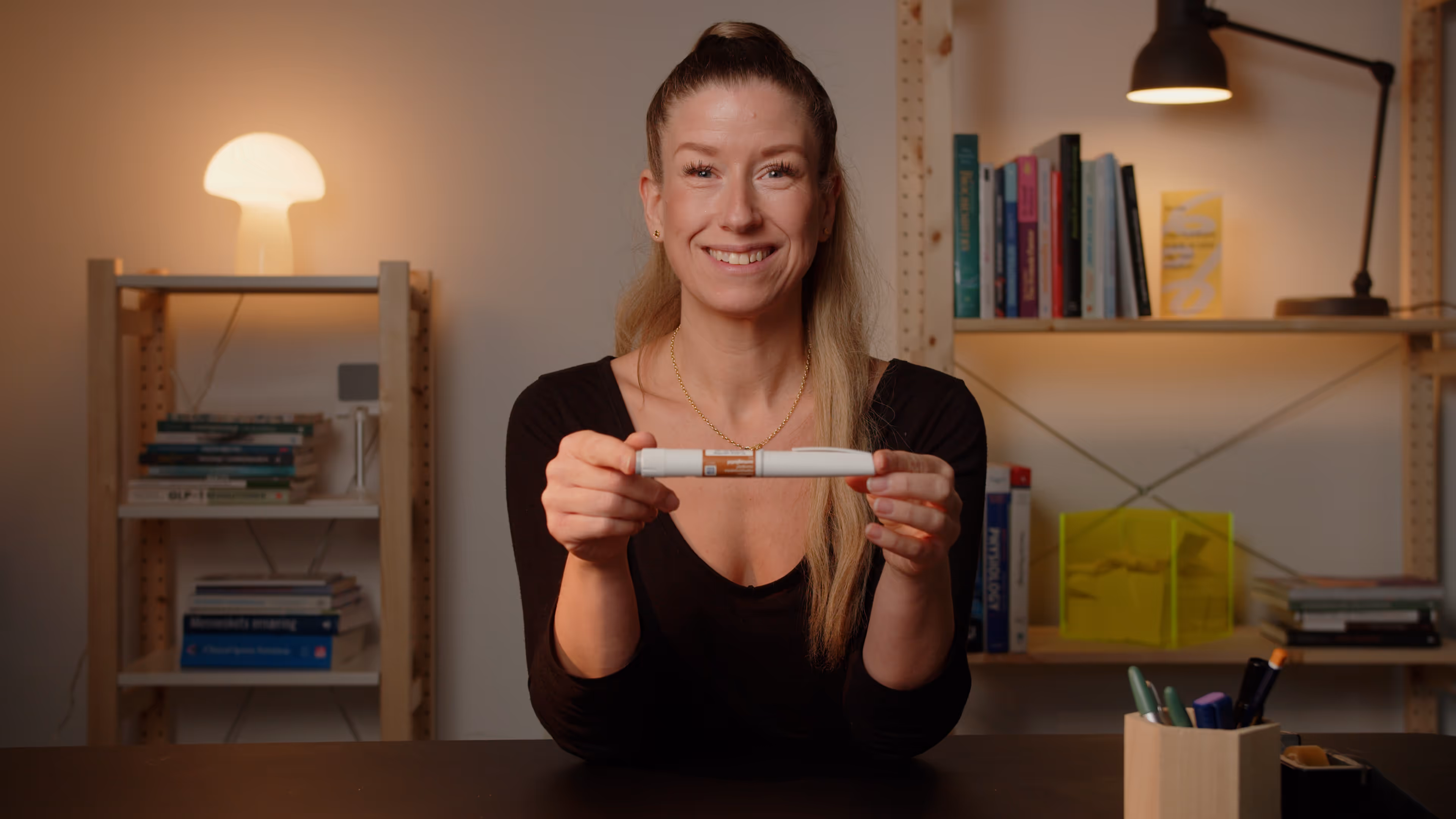 sygeplejerske debbie der holder en wegovy pen